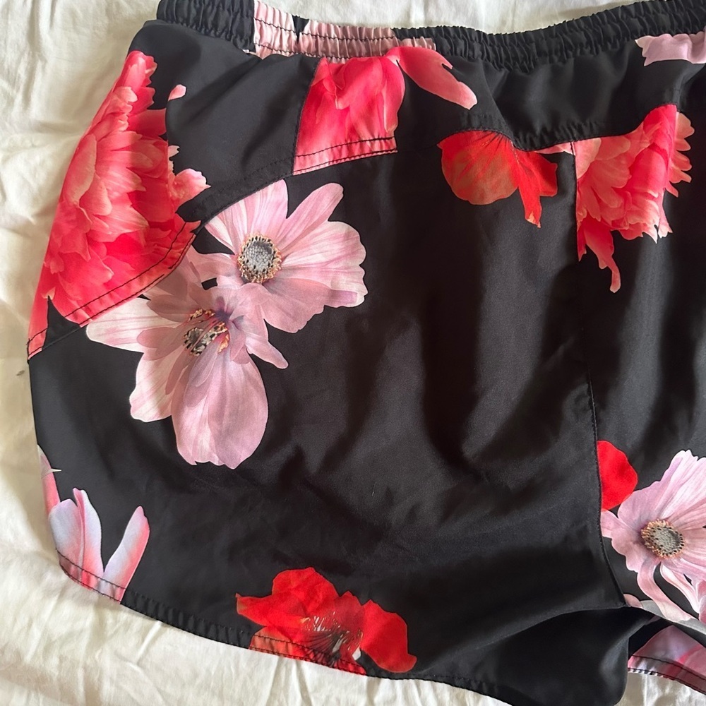 Bundle of 2 Old Navy Go-Dry Run Shorts: Size Large Floral and black leopard - Picture 6 of 15